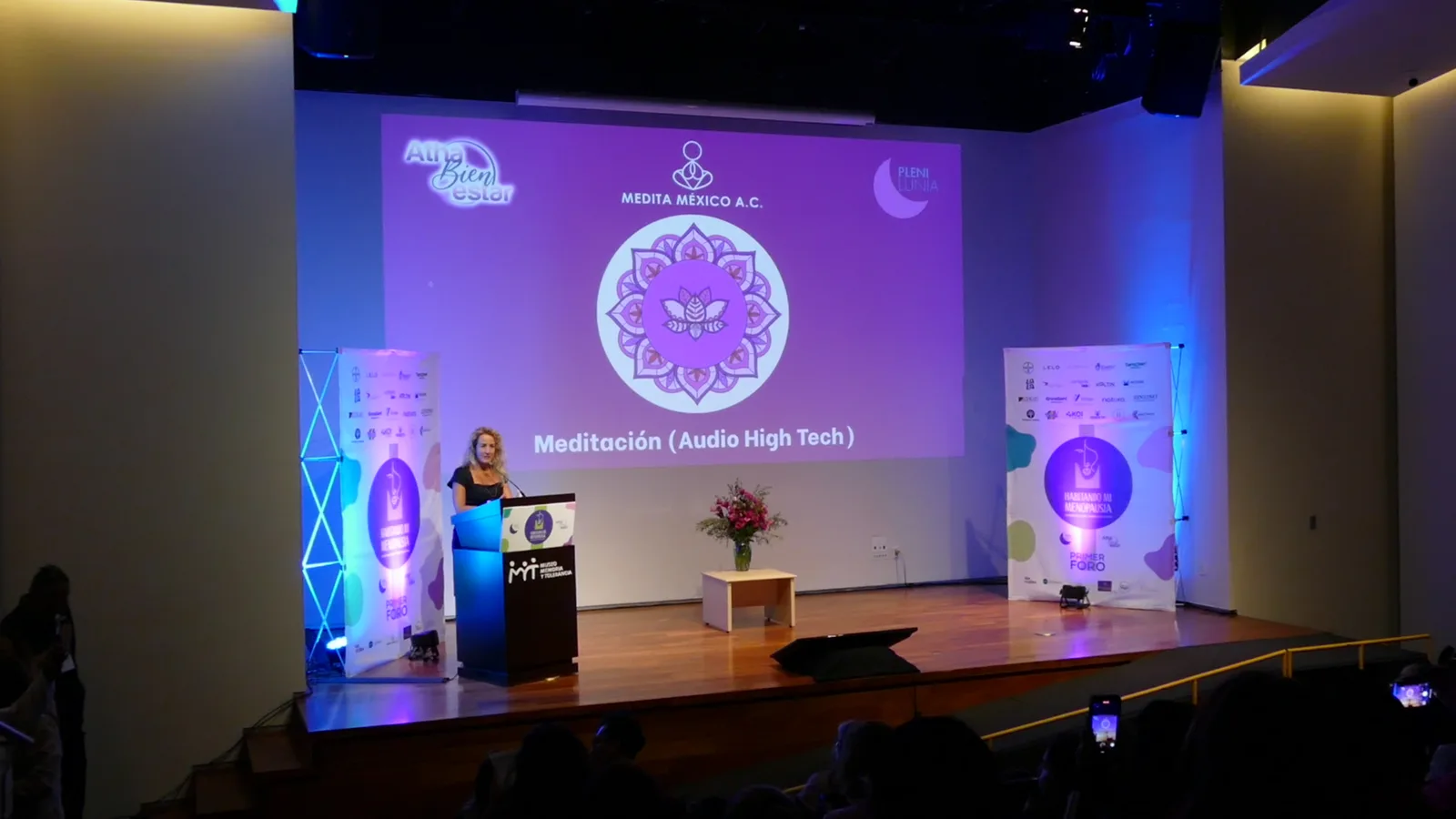 Sesión de meditación guiada en el escenario del auditorio, durante Habitando mi menopausia 2025.