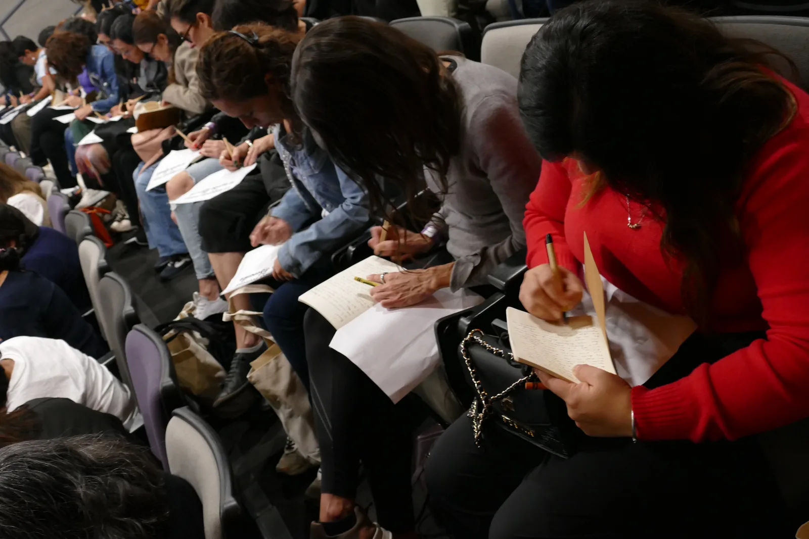 Asistentes tomando notas durante una de las conferencias del summit.