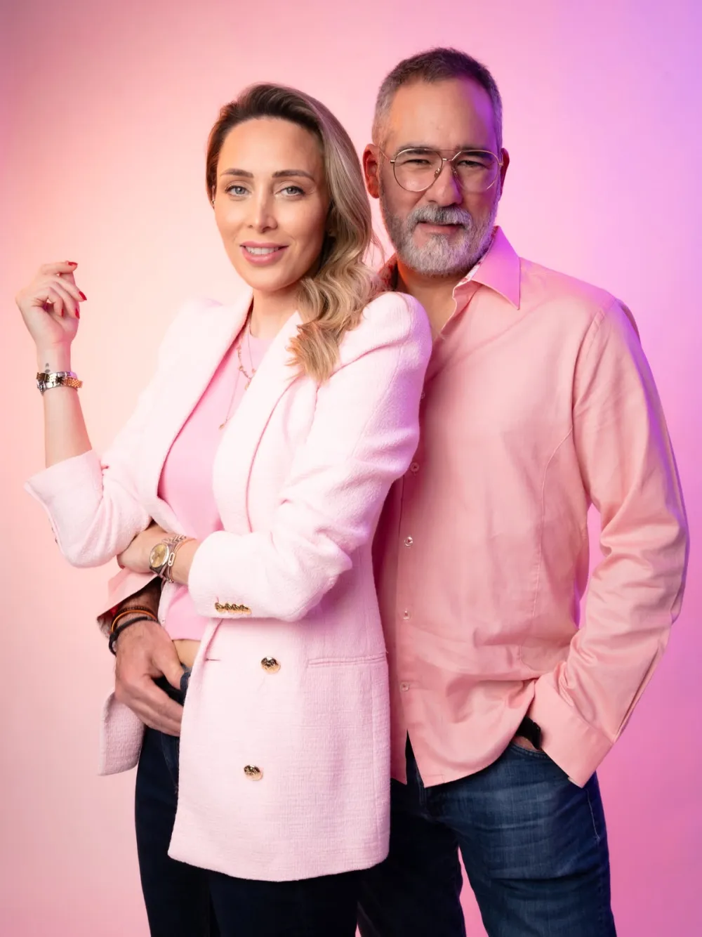 Paola Serrano y Samuel Guzmán, del podcast Salida de emergencia
